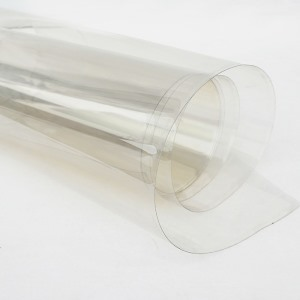 Porovnanie výkonu tvrdých plechových materiálov z PVC a domácich zvierat